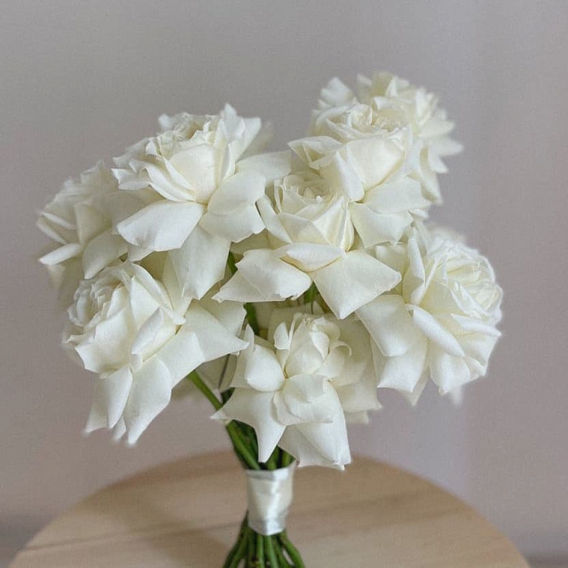 Букет невесты из белых французских роз - изображение 2