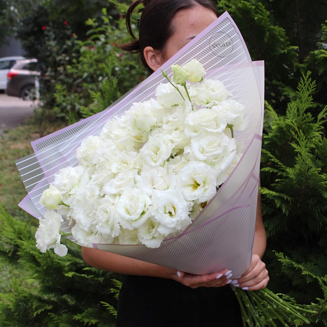 15 белых эустом в нежном оформлении - изображение 2