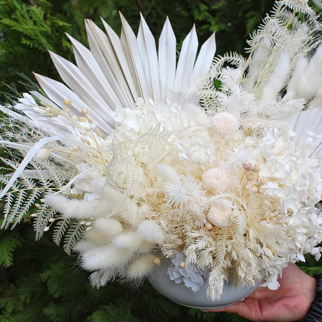 Цветы на праздник: Экзотическое интерьерное кашпо