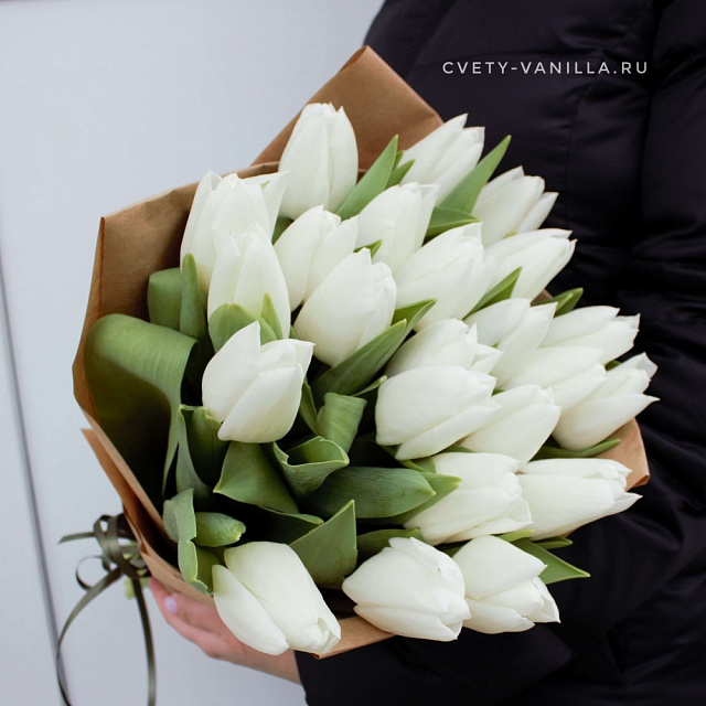 Цветы на праздник: 23 тюльпана в крафт бумаге