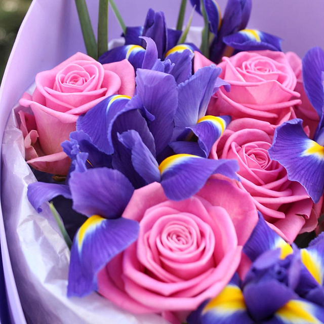 Букет микс из ирисов и роз Аква