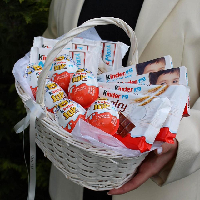 Корзина со сладостями Киндер Сюрприз - изображение 2