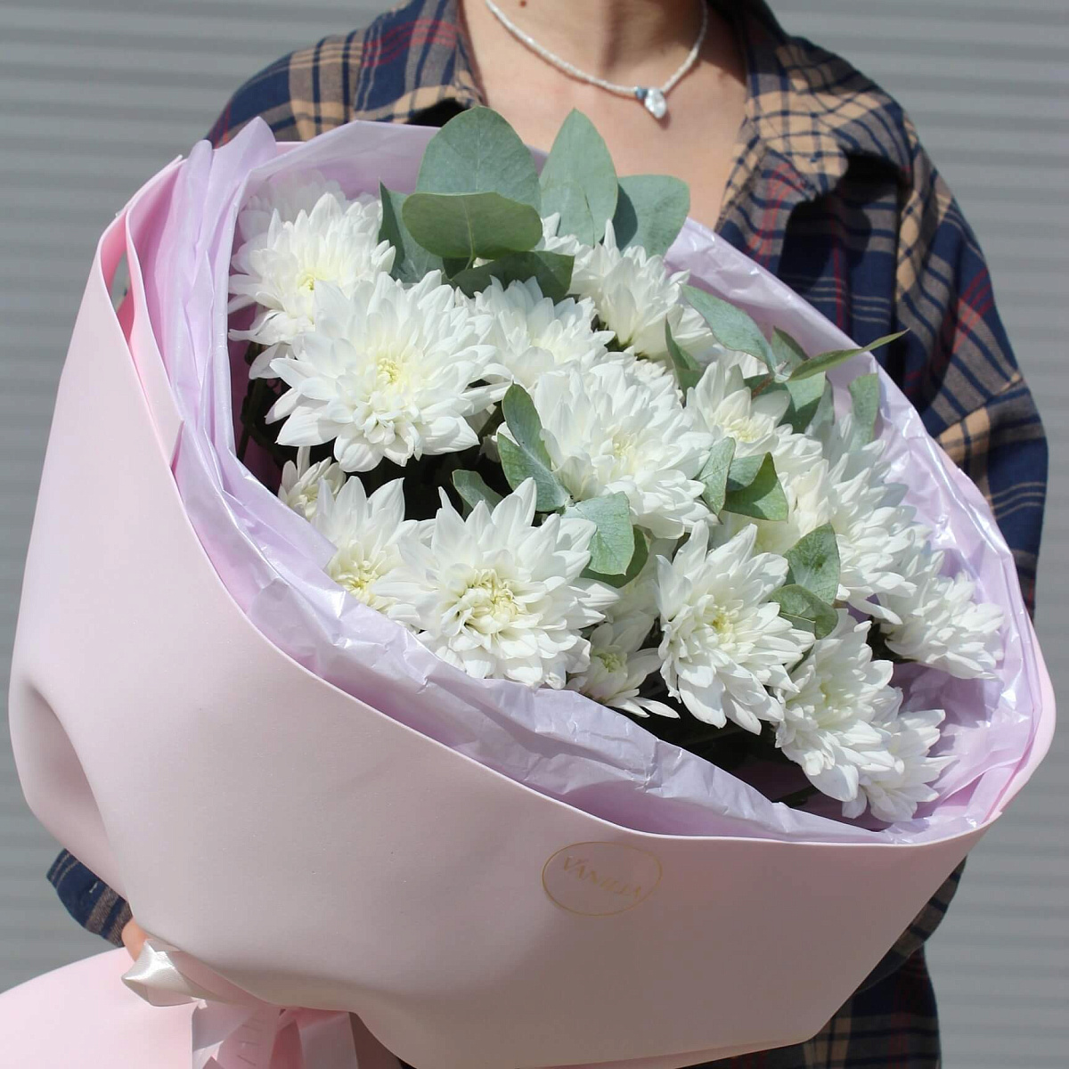 Букет из хризантемы Балтика с эвкалиптом