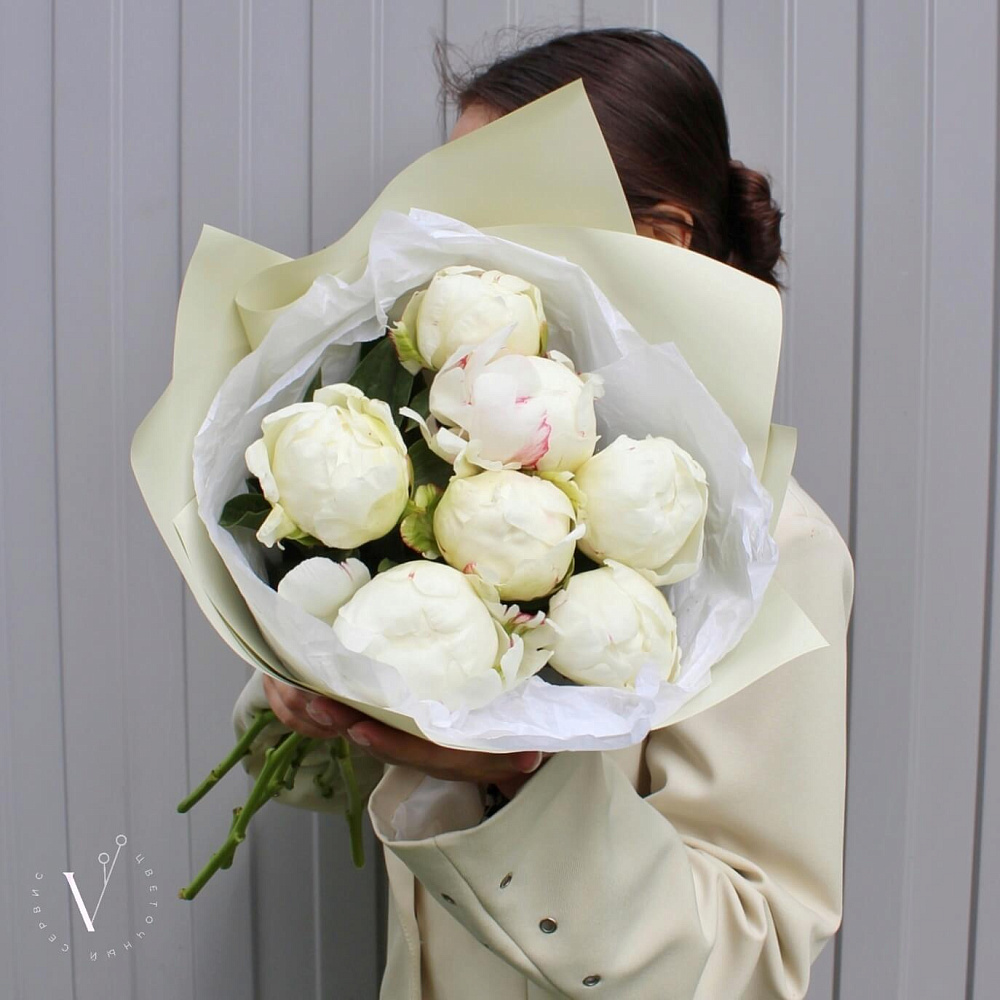 Букет из 7 белых пионов