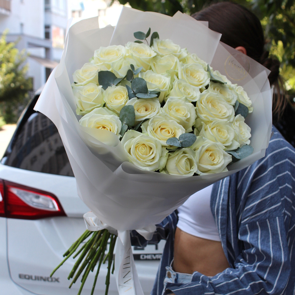 25 роз с эвкалиптом