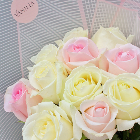 11 нежных роз микс 60 см