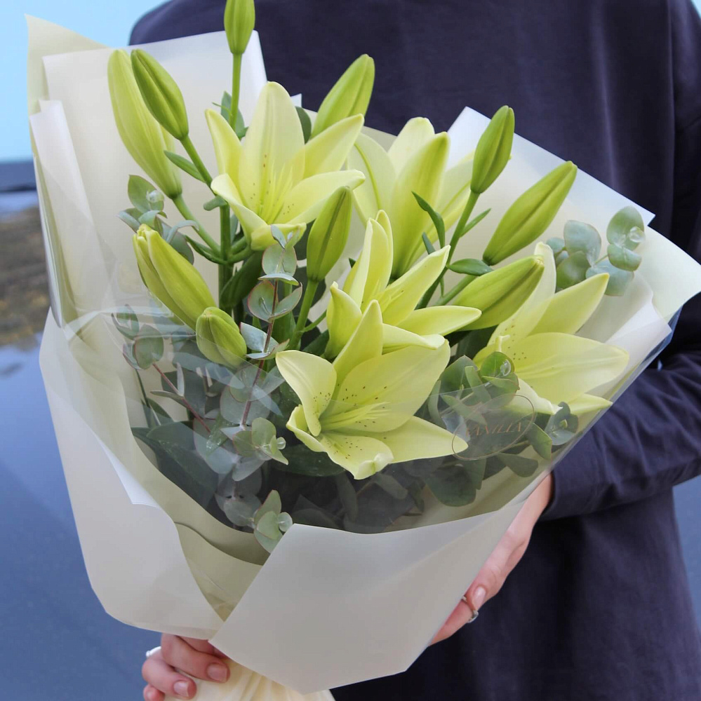 Букет из белой лилии и зелени