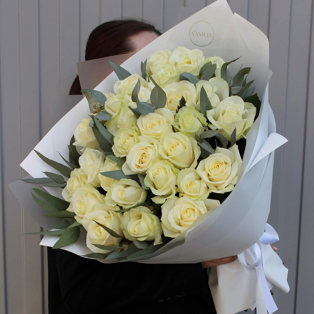 29 белых роз с эвкалиптом