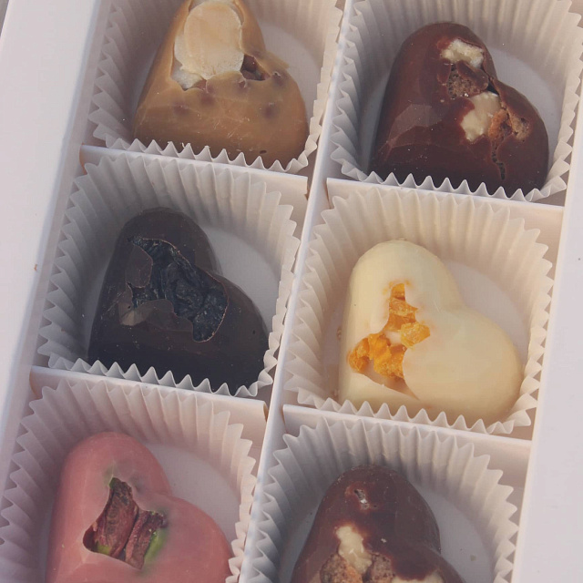 Цветы на праздник: Подарочный набор кондитерских изделий