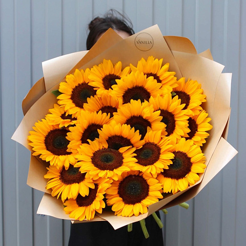 Букет из 19 подсолнухов в крафтовой бумаге - изображение 2
