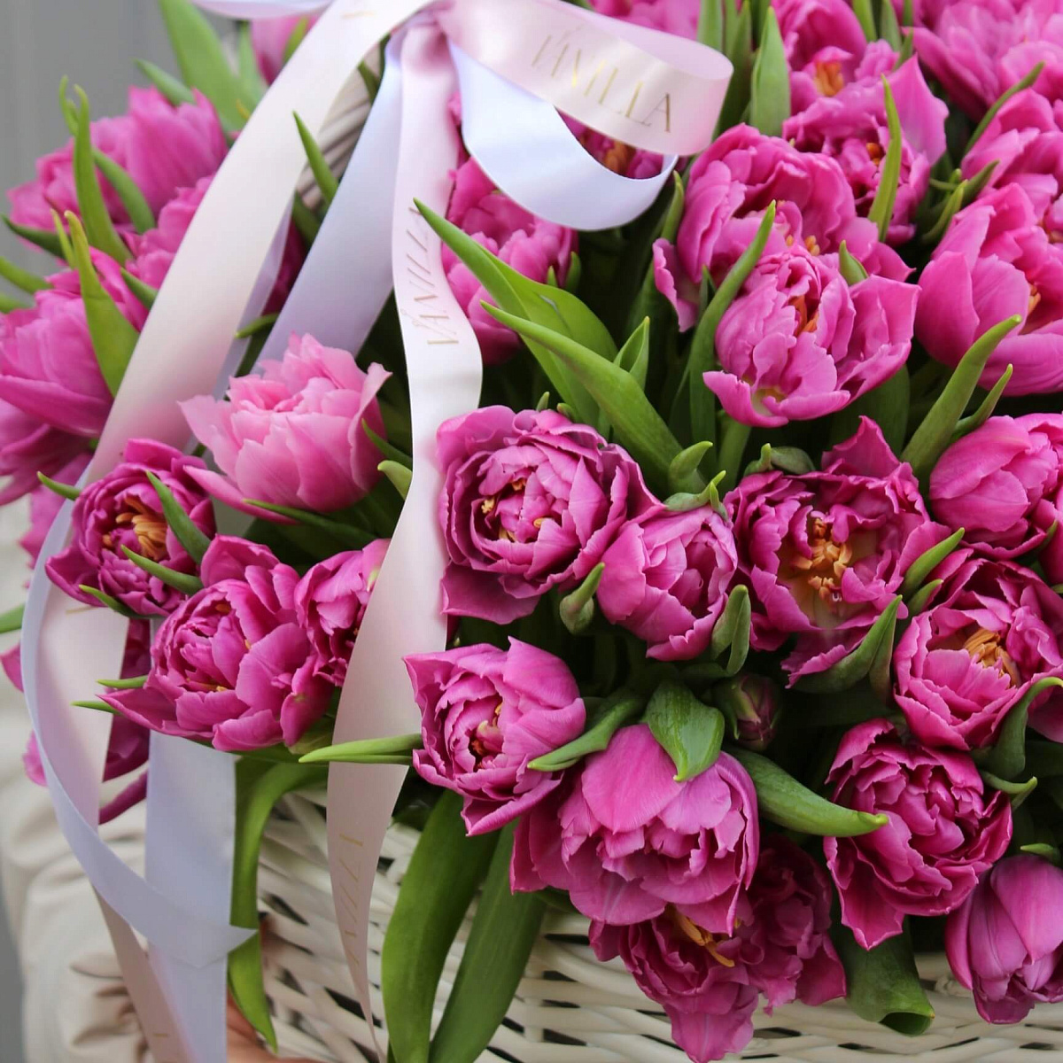 101 пионовидный тюльпан в корзине