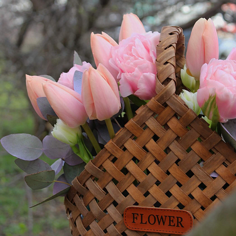 Корзины с цветами: Яркое лукошко с тюльпанами