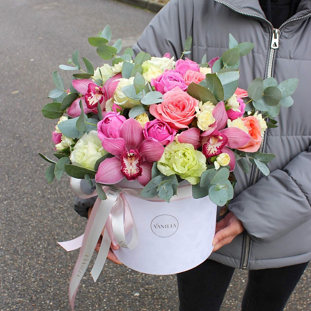 шляпная коробка с розами и орхидеями - изображение 2