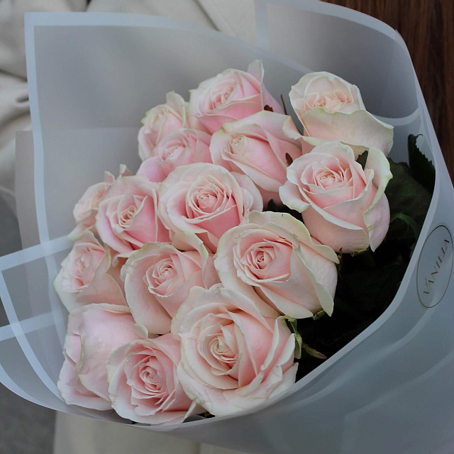 Букет из 15 роз: Букет из 15 роз «Свит Аваланж» 60 см