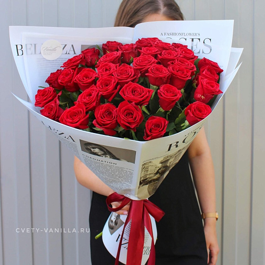 35 роз Рэд Наоми 60 см в оформлении - изображение 2