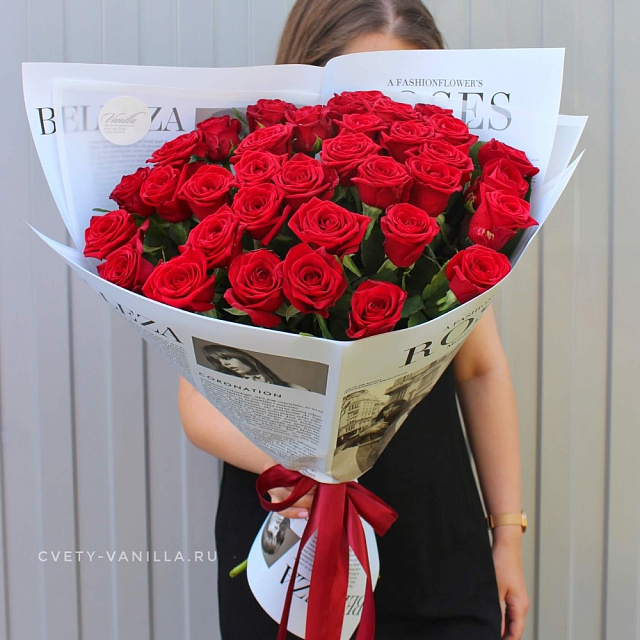 35 роз Рэд Наоми 60 см в оформлении - изображение 2