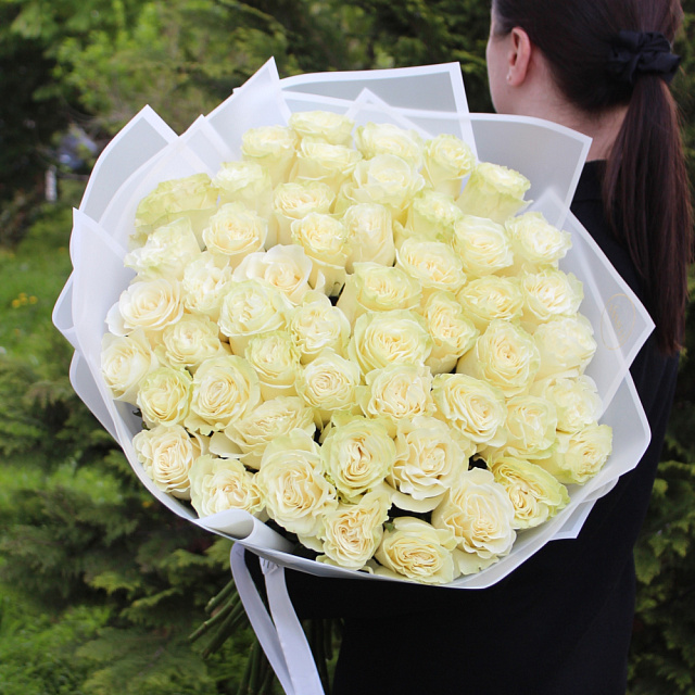 Букет из 51 белой розы Мондиаль 70 см - изображение 2