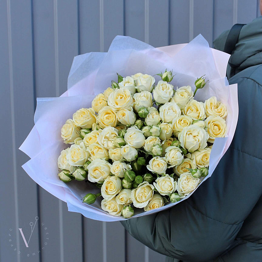 кустовые розы: Белая кустовая роза Беларусь в оформлении