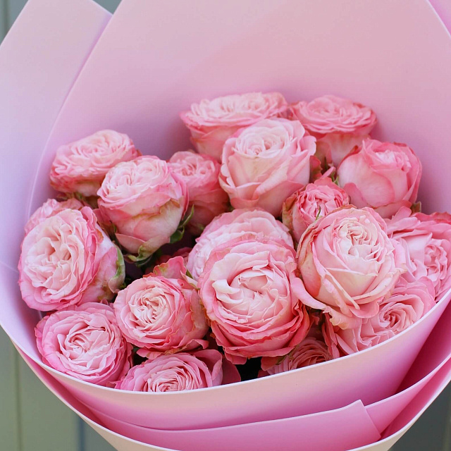 Мягкие игрушки: Небольшой букет из пионовидных кустовых роз