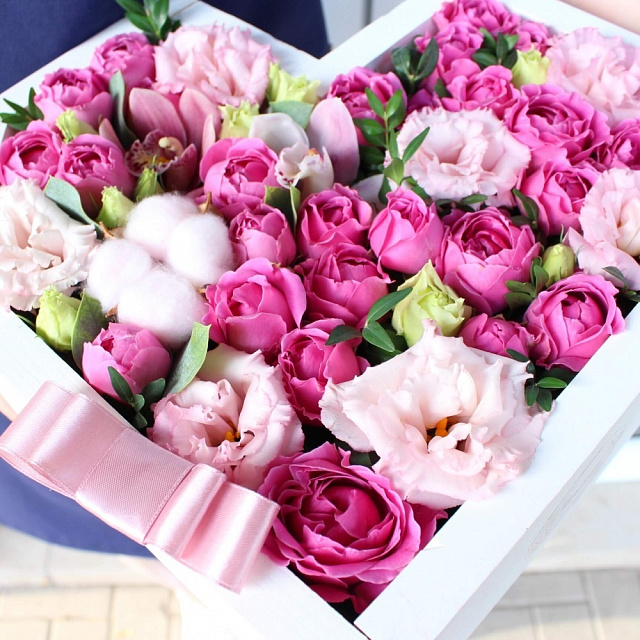 Композиции из цветов: Пионовидные розы в деревянном ящике