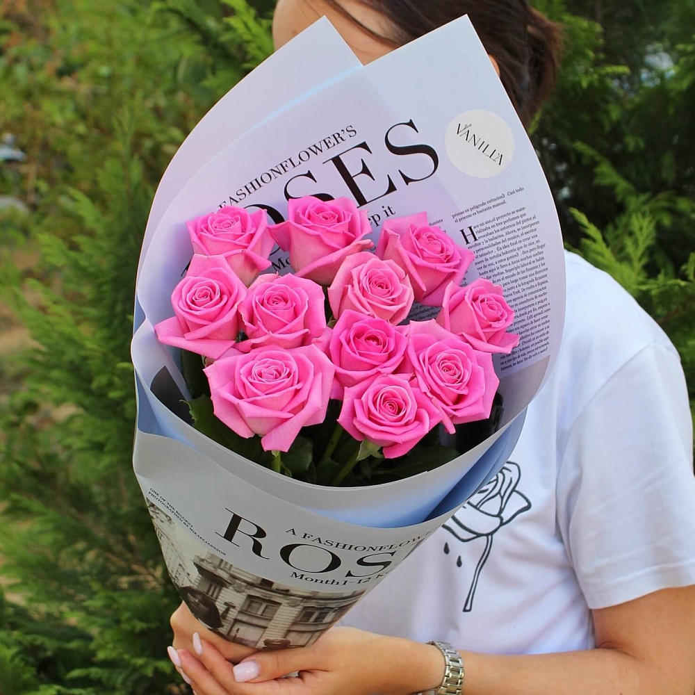 11 ярких роз 50 см в журнальном оформлении