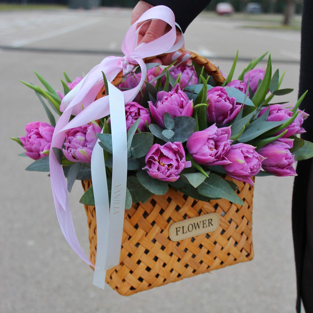 Корзина с пионовидным тюльпаном Love