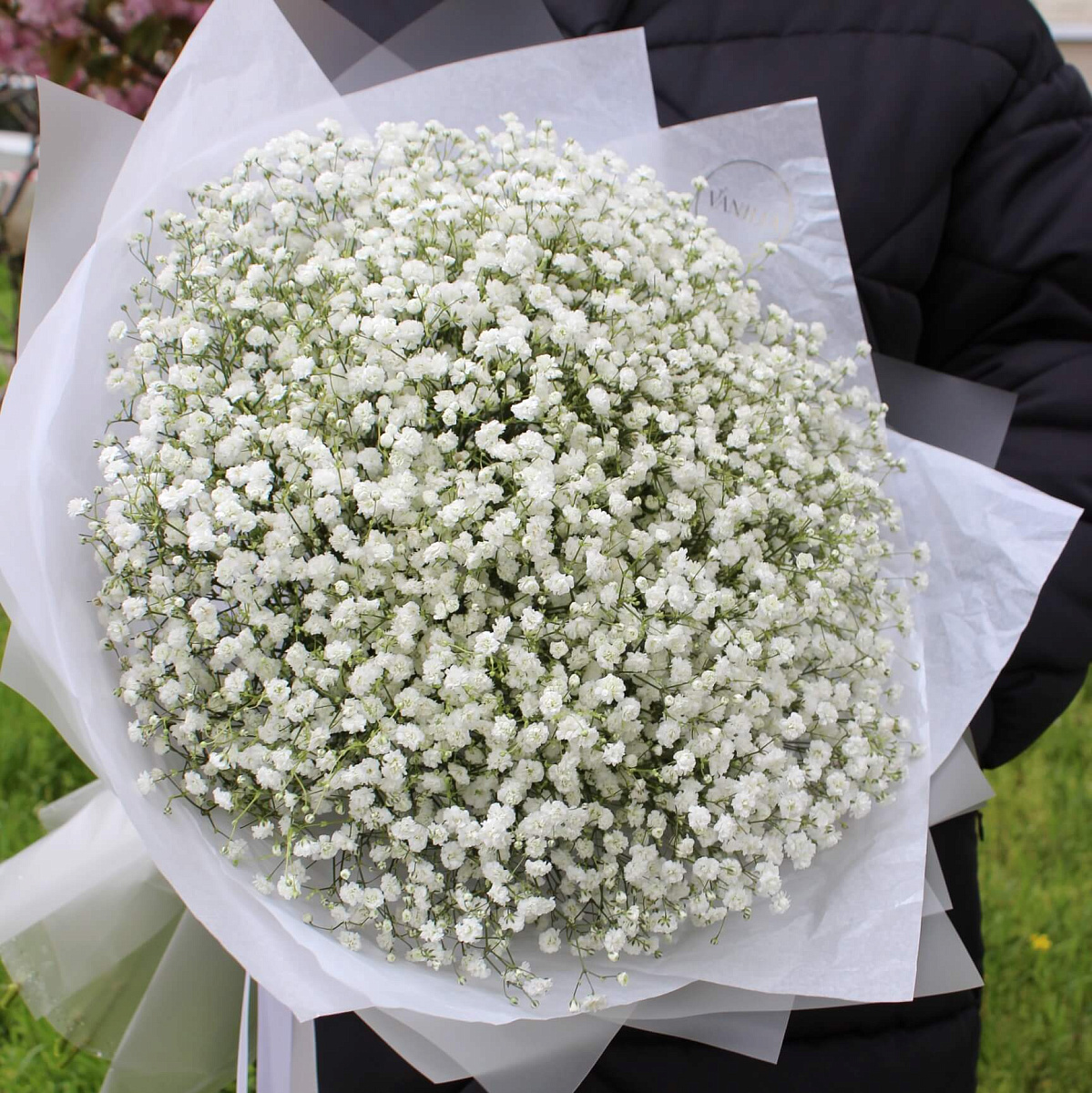 Нежный букет из 15 веток гипсофилы в белом оформлении