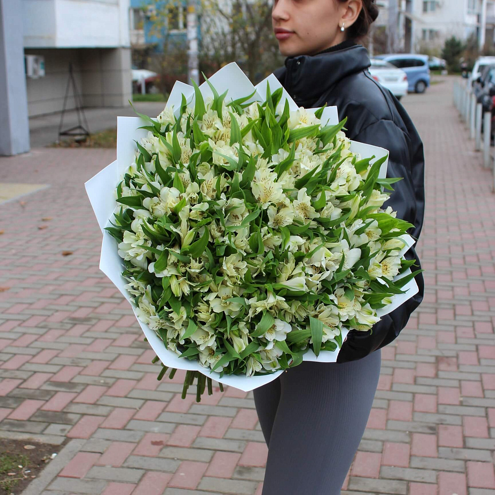 Букет из белой альстромерии в нежном оформлении