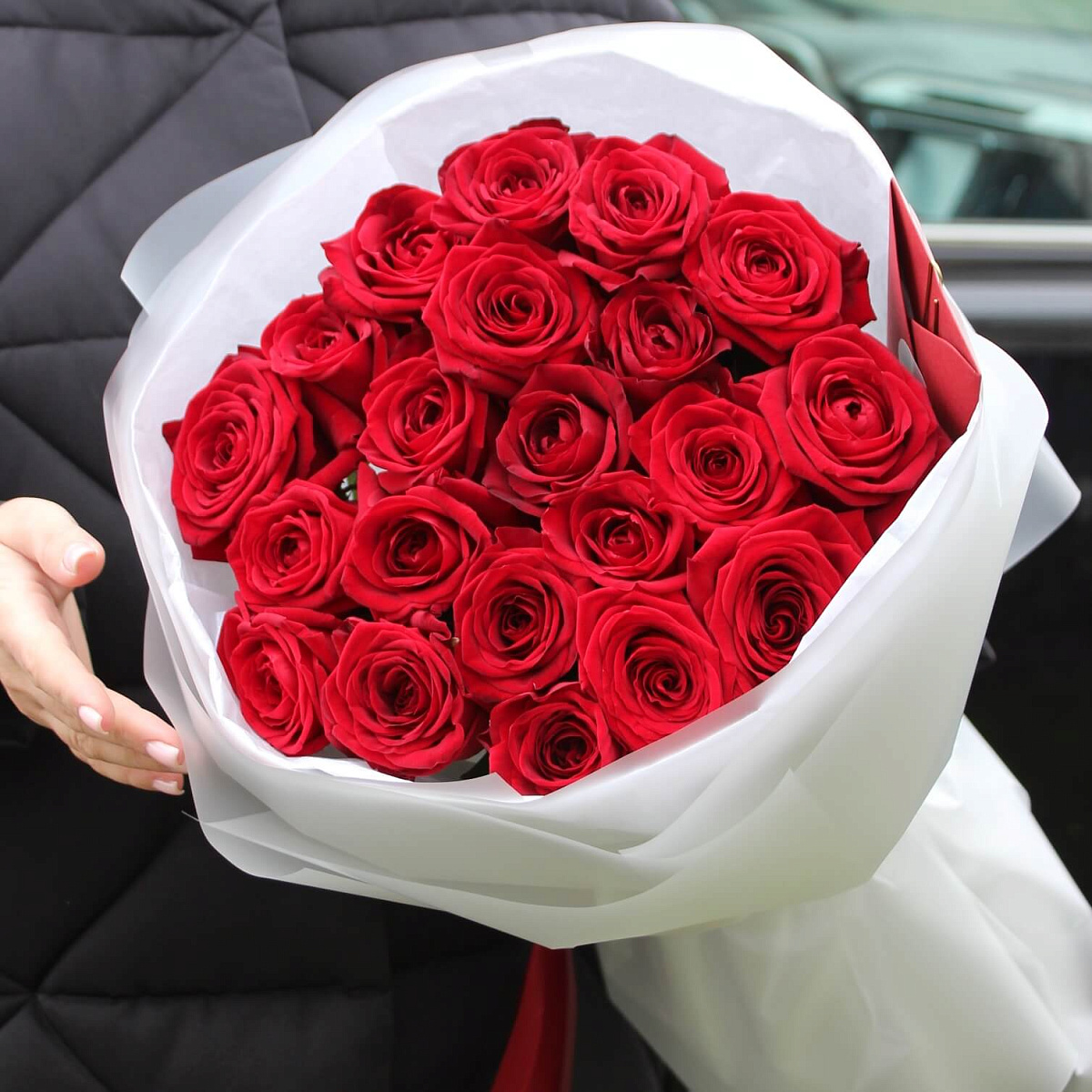 21 роза Ред Наоми в нежном оформлении