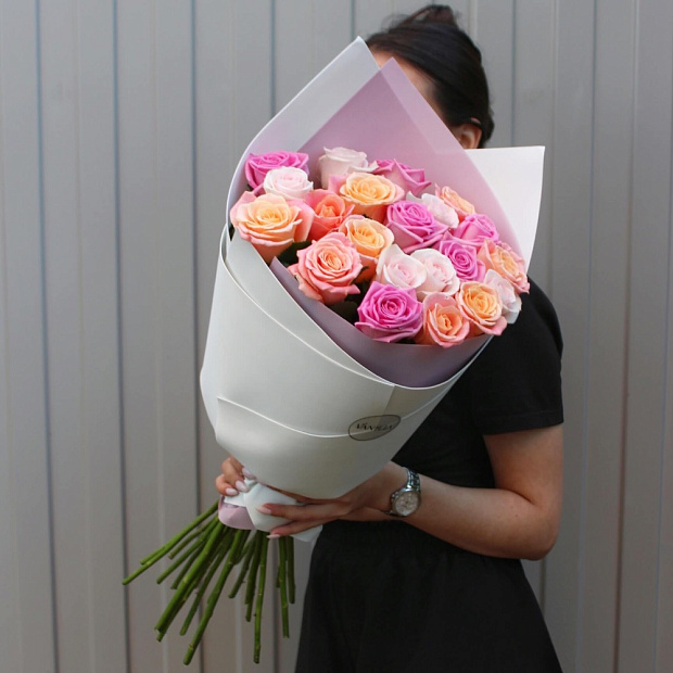 Букет микс из 21 розовой розы 60 см