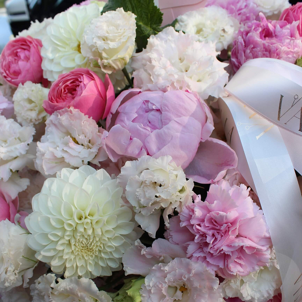 Корзина с сезонными цветами микс