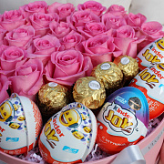Розы в коробке с киндерами и ferrero rocher