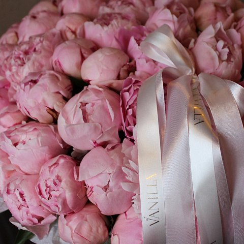 Букеты пионов: 65 пионов в плетеной корзине