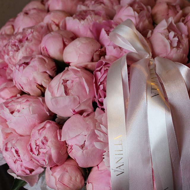 Цветы на праздник: 65 пионов в плетеной корзине