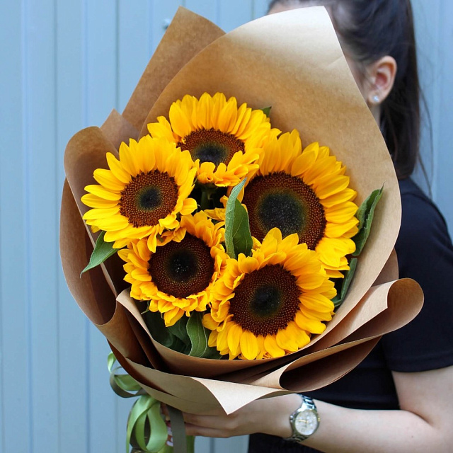 Букет из 5 подсолнухов в крафтовой бумаге - изображение 2