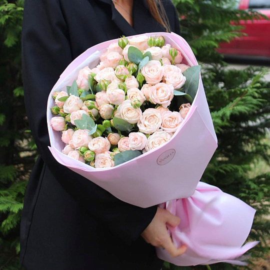 Букет из 15 кремовых кустовых роз с эвкалиптом - изображение 2