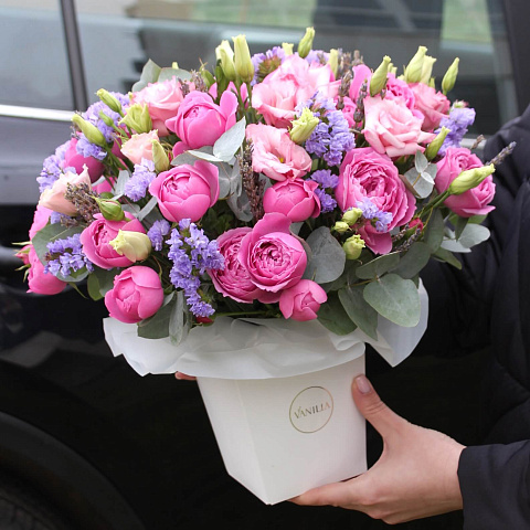 Цветы в коробках: Коробочка с кустовыми розами и эустомой