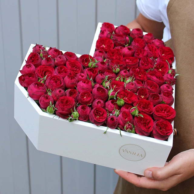 Композиция в деревянном ящике с кустовой розой - изображение 2