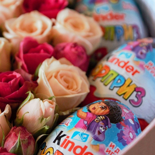 Коробочка с кустовыми розами и Киндерами