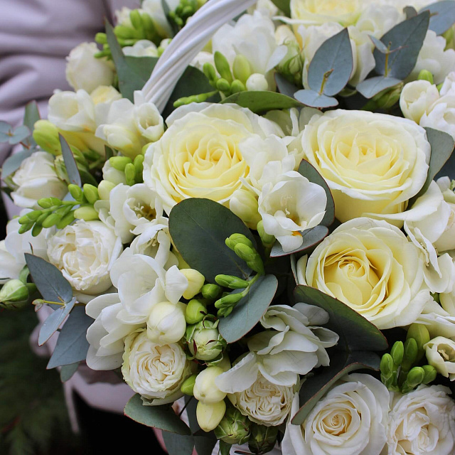 Цветы на праздник: Нежная корзина микс «Аромат весны»