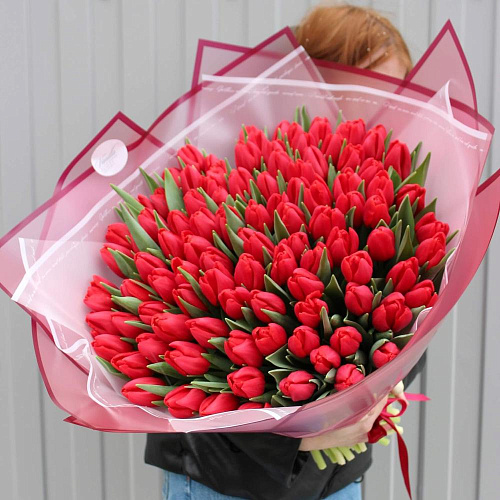 101 красный тюльпан в стильном оформлении