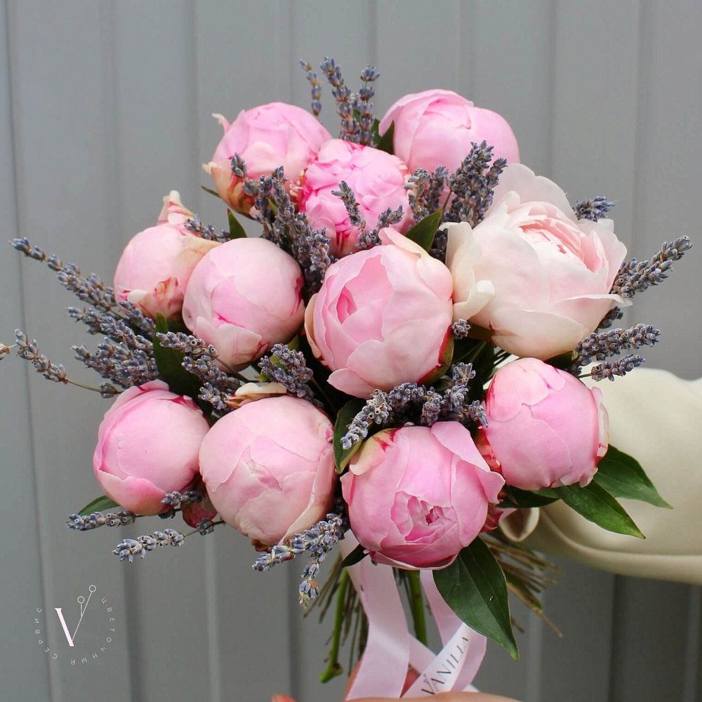Букет из пионов и лаванды