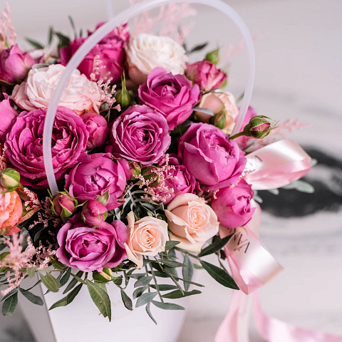 Необычные букеты: Пионовидные розы в сумочке