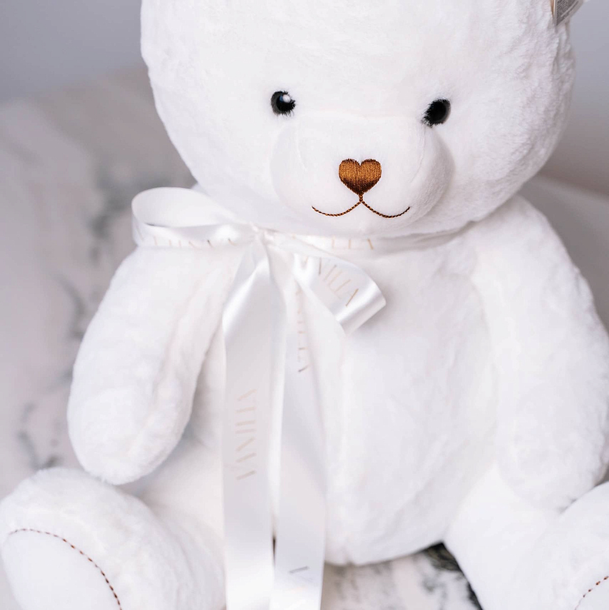 Большой белый плюшевый мишка