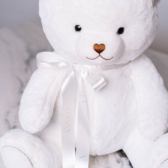 Большой белый плюшевый мишка