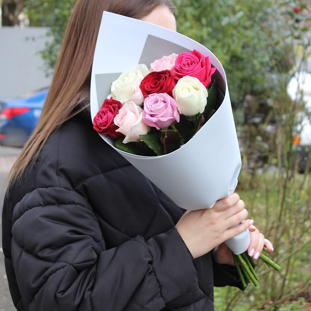 Микс из 9 роз 50 см в оформлении
