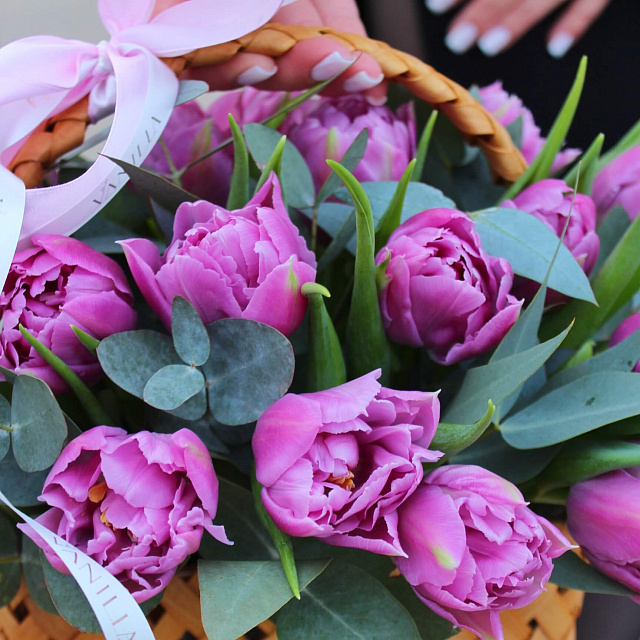 Композиции из цветов: Корзина с пионовидным тюльпаном Love