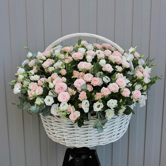 Корзина с пионовидной розой и эустомой - изображение 2