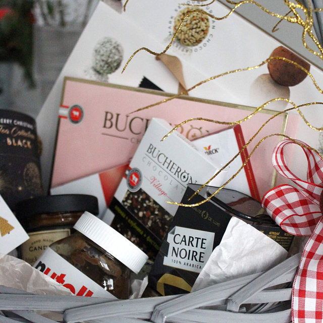 Цветы на праздник: Корзина новогодняя "EXCLUSIVE"