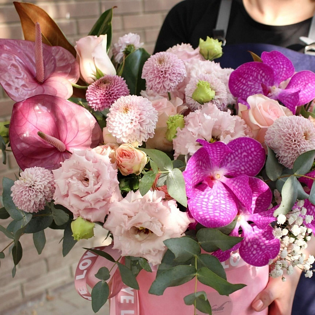 Цветы на праздник: Шляпная коробка "Нежный Бархат"